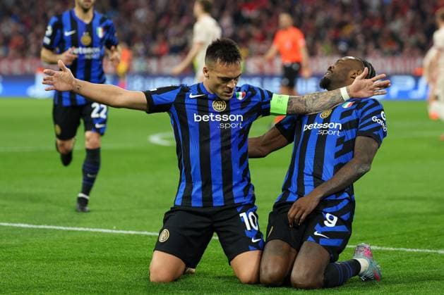 Torjubel von Lautaro Martinez 10 (Inter Mailand), Marcus Thuram 9 (Inter Mailand) zum 0:1, FC Bayern Muenchen vs. Inter Mailand, Fussball, Champions League, Viertelfinale, Hinspiel, 08.04.2025 Muenchen Bayern Deutschland