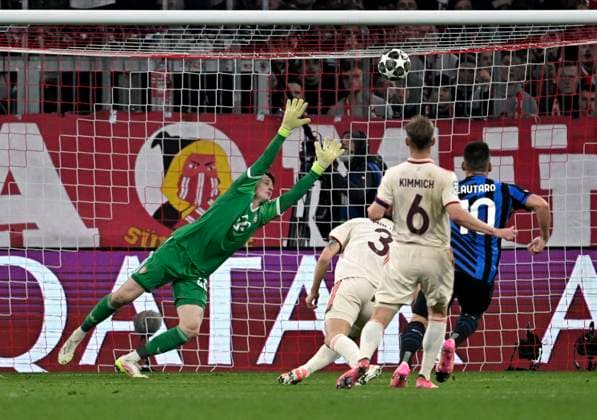 08.04.2025, Fussball UEFA Championsleague 2024 2025: Viertelfinale Hinspiel, FC Bayern München - Inter Mailand, in der Allianz-Arena München. Lautaro Martinez (Inter Mailand) trifft zum 0:1 gegen Torwart Jonas Urbig (FC Bayern München)