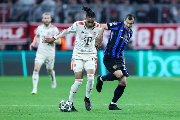 Fußball Champions League Viertelfinale FC Bayern München - Inter Mailand am 08.04.2025 in der Allianz Arena in München Michael Olise ( München ), links - Henrikh Mkhitaryan ( Mailand ), rechts