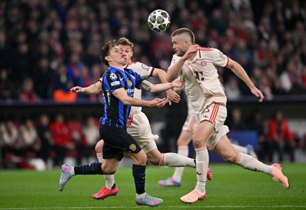 Zweikampf, Aktion Eric Dier FC Bayern Muenchen FCB (15) gegen Nicolo Barella Inter Mailand Milano (23) Joshua Kimmich FC Bayern Muenchen FCB (06) FC Bayern Muenchen FCB vs FC Inter Mailand Internazionale Milano Viertelfinale Hinspiel 08.04.2025 DFL REGULATIONS PROHIBIT ANY USE OF PHOTOGRAPHS AS IMAGE SEQUENCES AND OR QUASI-VIDEO FC Bayern Muenchen FCB vs FC Inter Mailand Internazionale Milano