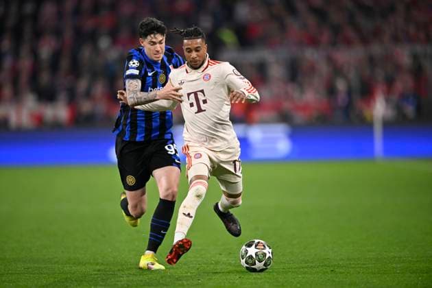 Zweikampf, Aktion Alessandro Bastoni Inter Mailand Milano (95) gegen Michael Olise FC Bayern Muenchen FCB (17) FC Bayern Muenchen FCB vs FC Inter Mailand Internazionale Milano Viertelfinale Hinspiel 08.04.2025 DFL REGULATIONS PROHIBIT ANY USE OF PHOTOGRAPHS AS IMAGE SEQUENCES AND OR QUASI-VIDEO FC Bayern Muenchen FCB vs FC Inter Mailand Internazionale Milano
