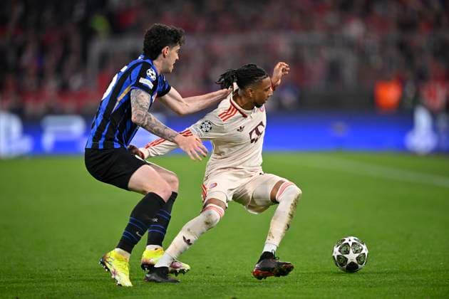 Zweikampf, Aktion Alessandro Bastoni Inter Mailand Milano (95) gegen Michael Olise FC Bayern Muenchen FCB (17) FC Bayern Muenchen FCB vs FC Inter Mailand Internazionale Milano Viertelfinale Hinspiel 08.04.2025 DFL REGULATIONS PROHIBIT ANY USE OF PHOTOGRAPHS AS IMAGE SEQUENCES AND OR QUASI-VIDEO FC Bayern Muenchen FCB vs FC Inter Mailand Internazionale Milano