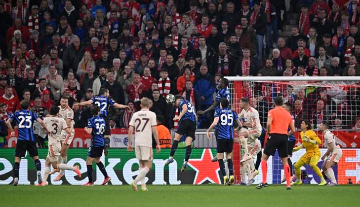 Strafraumszene, Torraumszene Carlos Augusto Inter Mailand Milano (30) klaert per Kopfball FC Bayern Muenchen FCB vs FC Inter Mailand Internazionale Milano Viertelfinale Hinspiel 08.04.2025 DFL REGULATIONS PROHIBIT ANY USE OF PHOTOGRAPHS AS IMAGE SEQUENCES AND OR QUASI-VIDEO FC Bayern Muenchen FCB vs FC Inter Mailand Internazionale Milano