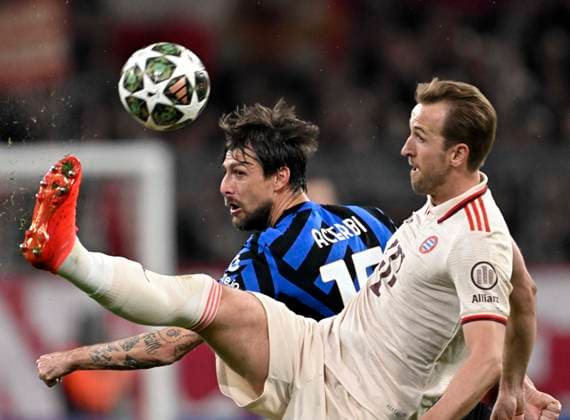 08.04.2025, Fussball UEFA Championsleague 2024 2025: Viertelfinale Hinspiel, FC Bayern München - Inter Mailand, in der Allianz-Arena München. v.l. Francesco Acerbi (Inter Mailand) gegen Harry Kane (FC Bayern München)