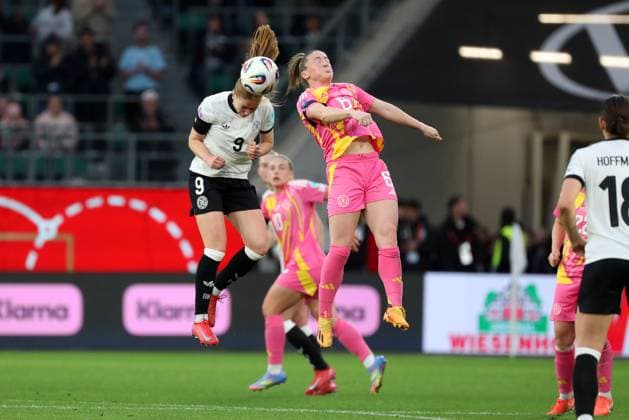 Deutschland - Schottland, DFB Frauen Wolfsburg, 08.04.2025, Fussball, UEFA Women s Nations League 2025, Deutschland - Schottland, Sjoeke Nüsken (Deutschland), Chelsea Cornet (Schottland) Wolfsburg