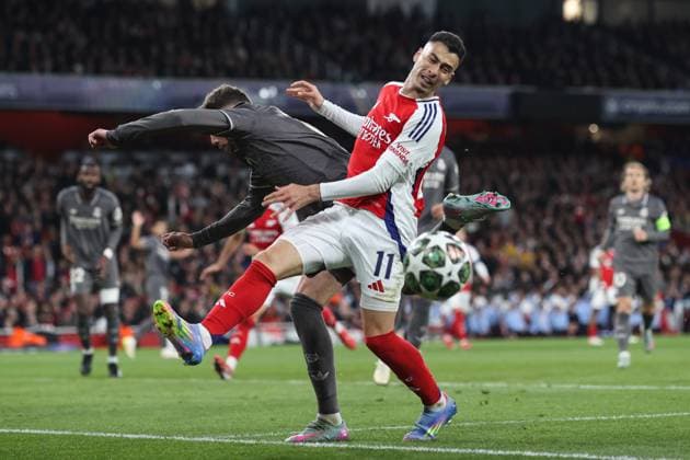 Arsenal v Real Madrid 08 April 2025, London - UEFA Champions League Football, Quarter-Final, First Leg - Arsenal v Real Madrid - Gabriel Martinelli of Arsenal and Federico Valverde of Real Madrid - Photo: Charlotte Wilson Offside. London UK Copyright: xCharlottexWilsonx xOffsidexOffside