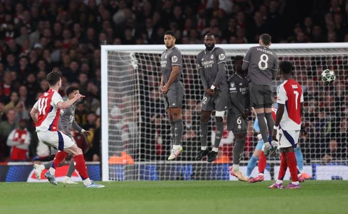Sport Bilder des Tages London, England, 8th April 2025. Declan Rice of Arsenal scores the first goal from a free kick during the Arsenal vs Real Madrid UEFA Champions League match at the Emirates Stadium, London. Picture credit should read: David Klein Sportimage EDITORIAL USE ONLY. No use with unauthorised audio, video, data, fixture lists, club league logos or live services. Online in-match use limited to 120 images, no video emulation. No use in betting, games or single club league player publications. SPI_048_DK_Arsenal_Real_Madrid SPI-3819-0050