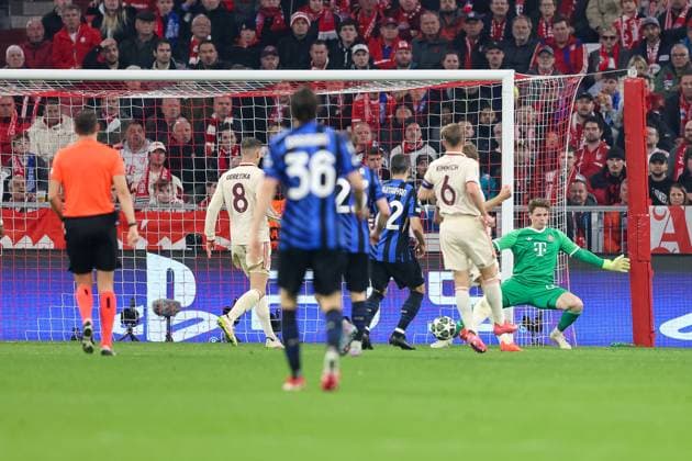 Jonas Urbig (FC Bayern Muenchen, 40) haelt Schuss, GER, FC Bayern Muenchen vs. Inter Mailand, Fussball, UEFA Champions League, Viertelfinale Hinspiel, Spielzeit 2024 2025, 08.04.2025, GER, FC Bayern Muenchen vs. Inter Mailand, Fussball, UEFA Champions League, Viertelfinale Hinspiel, Spielzeit 2024 2025, 08.04.2025 Muenchen Copyright: xEibner-Pressefoto JennixMaulx EP_JML