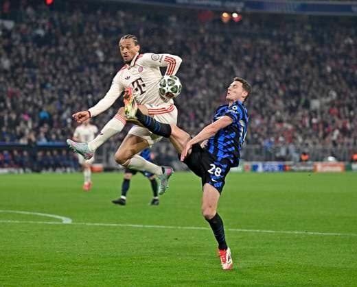 08.04.2025, Fussball UEFA Championsleague 2024 2025: Viertelfinale Hinspiel, FC Bayern München - Inter Mailand, in der Allianz-Arena München. v.l. Leroy Sane (Bayern München) gegen Benjamin Pavard (Inter Mailand)