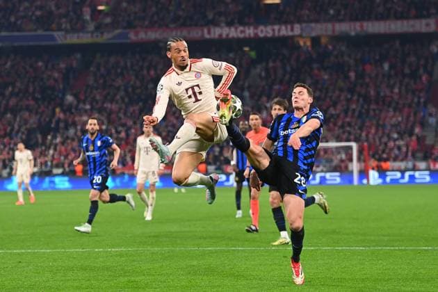 Leroy SANE (Bayern Muenchen), Aktion,Zweikampf gegen Benjamin PAVARD (Mailand). Fussball Champions League Viertelfinale FC Bayern Muenchen - Inter Mailand am 08.04.2025 , A L L I A N Z A R E N A.