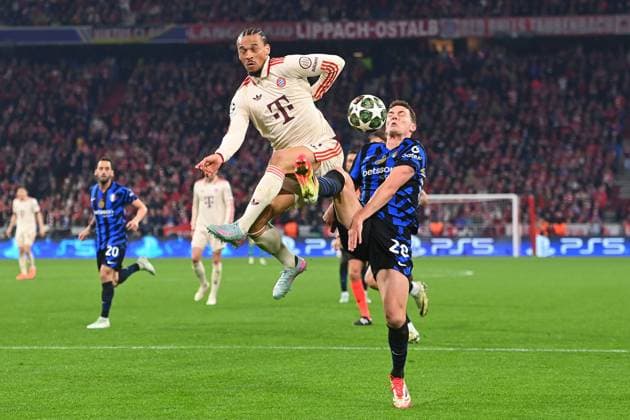 Leroy SANE (Bayern Muenchen), Aktion,Zweikampf gegen Benjamin PAVARD (Mailand). Fussball Champions League Viertelfinale FC Bayern Muenchen - Inter Mailand am 08.04.2025 , A L L I A N Z A R E N A.