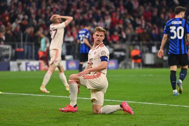 Joshua KIMMICH (Bayern Muenchen) am Boden, Enttaeuschung,Frust, enttaeuscht,frustriert,niedergeschlagen, Fussball Champions League Viertelfinale FC Bayern Muenchen - Inter Mailand am 08.04.2025 , A L L I A N Z A R E N A.