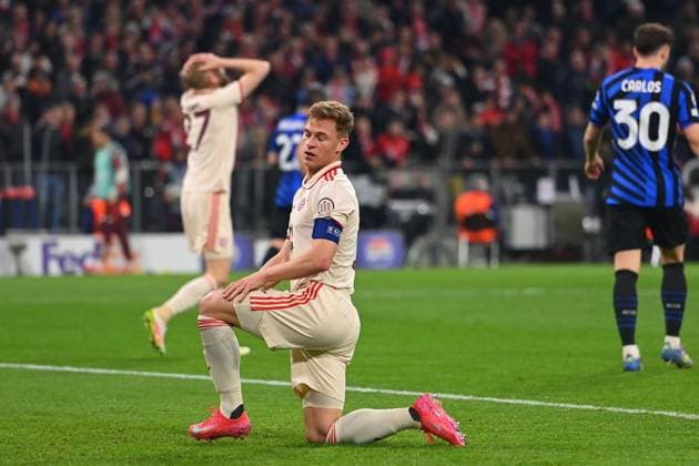 Joshua KIMMICH (Bayern Muenchen) am Boden, Enttaeuschung,Frust, enttaeuscht,frustriert,niedergeschlagen, Fussball Champions League Viertelfinale FC Bayern Muenchen - Inter Mailand am 08.04.2025 , A L L I A N Z A R E N A.