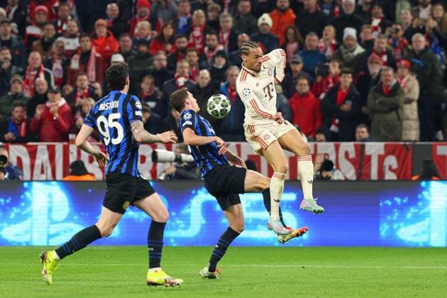 im Zweikampf, Aktion, mit Benjamin Pavard 28 (Inter Mailand), Leroy Sane 10 (FC Bayern Muenchen), FC Bayern Muenchen vs. Inter Mailand, Fussball, Champions League, Viertelfinale, Hinspiel, 08.04.2025 Muenchen Bayern Deutschland