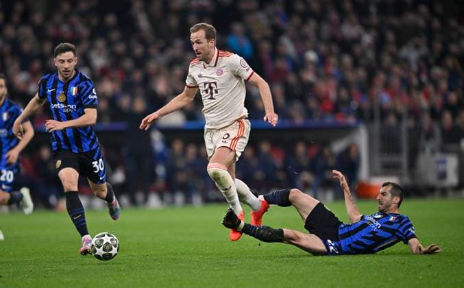 Zweikampf, Aktion Foul Henrikh Mkhitaryan Inter Mailand Milano (22) an Harry Kane FC Bayern Muenchen FCB (09) Carlos Augusto Inter Mailand Milano (30) FC Bayern Muenchen FCB vs FC Inter Mailand Internazionale Milano Viertelfinale Hinspiel 08.04.2025 DFL REGULATIONS PROHIBIT ANY USE OF PHOTOGRAPHS AS IMAGE SEQUENCES AND OR QUASI-VIDEO FC Bayern Muenchen FCB vs FC Inter Mailand Internazionale Milano