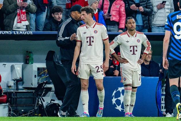 08.04.2025, FC Bayern München vs. Inter Mailand, UEFA Champions League, Viertelfinale-Hinspiel Thomas Mueller (FC Bayern Muenchen, 25) Vincent Kompany (FC Bayern Muenchen,Trainer) Einwechselung wird eingewechselt Copyright: xBahhoxKarax