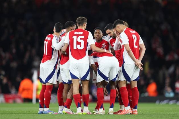 Arsenal v Real Madrid 08 April 2025, London - UEFA Champions League Football, Quarter-Final, First Leg - Arsenal v Real Madrid - Myles Lewis-Skelly of Arsenal looks on in the team huddle - Photo: Charlotte Wilson Offside. London UK Copyright: xCharlottexWilsonx xOffsidexOffside