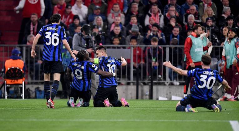FUSSBALL CHAMPIONS LEAGUE SAISON 2024 2025 Viertelfinal Hinspiel FC Bayern Muenchen - Inter Mailand 08.04.2025 Teamjubel Inter Mailand nach dem Tor zum 0-1, v. li., Matteo Darmian, Marcus Thuram, Lautaro Martinez, Carlos Augusto