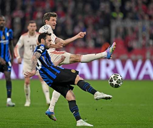 08.04.2025, Fussball UEFA Championsleague 2024 2025: Viertelfinale Hinspiel, FC Bayern München - Inter Mailand, in der Allianz-Arena München. v.l. Hakan Calhanoglu (Inter Mailand) gegen Thomas Müller (FC Bayern München)