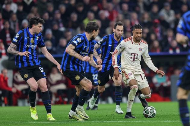 Michael Olise (FC Bayern Muenchen, 17) mit Ball, mit Alessandro Bastoni (Inter Mailand, 95) und Francesco Acerbi (Inter Mailand, 15), mit Hakan Calhanoglu (Inter Mailand, 20), GER, FC Bayern Muenchen vs. Inter Mailand, Fussball, UEFA Champions League, Viertelfinale Hinspiel, Spielzeit 2024 2025, 08.04.2025, GER, FC Bayern Muenchen vs. Inter Mailand, Fussball, UEFA Champions League, Viertelfinale Hinspiel, Spielzeit 2024 2025, 08.04.2025 Muenchen Copyright: xEibner-Pressefoto JennixMaulx EP_JML