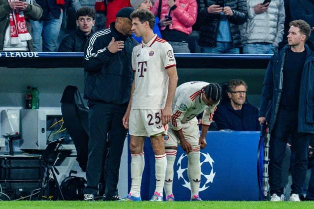 08.04.2025, FC Bayern München vs. Inter Mailand, UEFA Champions League, Viertelfinale-Hinspiel Thomas Mueller (FC Bayern Muenchen, 25) Vincent Kompany (FC Bayern Muenchen,Trainer) Einwechselung wird eingewechselt Copyright: xBahhoxKarax