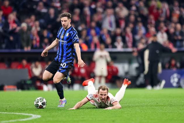 Harry Kane (FC Bayern Muenchen, 09) am Boden, mit Carlos Augusto (Inter Mailand, 30), GER, FC Bayern Muenchen vs. Inter Mailand, Fussball, UEFA Champions League, Viertelfinale Hinspiel, Spielzeit 2024 2025, 08.04.2025, GER, FC Bayern Muenchen vs. Inter Mailand, Fussball, UEFA Champions League, Viertelfinale Hinspiel, Spielzeit 2024 2025, 08.04.2025 Muenchen Copyright: xEibner-Pressefoto JennixMaulx EP_JML