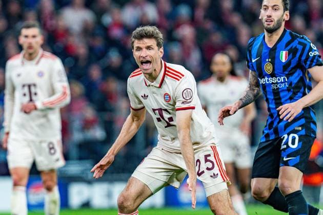 08.04.2025, FC Bayern München vs. Inter Mailand, UEFA Champions League, Viertelfinale-Hinspiel Thomas Mueller (FC Bayern Muenchen, 25) Hakan Calhanoglu (Inter Mailand, 20) Mimik Gestik gestikulierend unzufrieden unglücklich Copyright: xBahhoxKarax