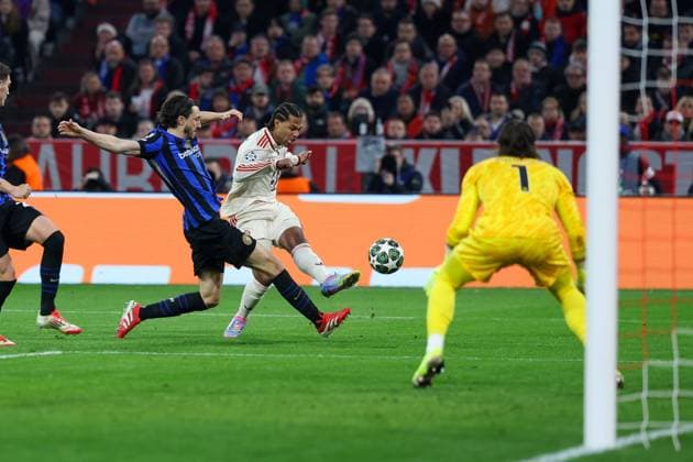 im Zweikampf, Aktion, mit Matteo Darmian 36 (Inter Mailand), Serge Gnabry 7 (FC Bayern Muenchen), Yann Sommer 1 (Inter Mailand), FC Bayern Muenchen vs. Inter Mailand, Fussball, Champions League, Viertelfinale, Hinspiel, 08.04.2025 Muenchen Bayern Deutschland