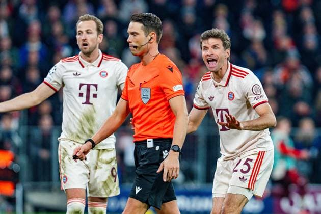 08.04.2025, FC Bayern München vs. Inter Mailand, UEFA Champions League, Viertelfinale-Hinspiel Thomas Mueller (FC Bayern Muenchen, 25) Harry Kane (FC Bayern Muenchen, 9) Mimik Gestik gestikulierend unzufrieden unglücklich Copyright: xBahhoxKarax