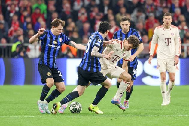 im Zweikampf, Aktion, mit Francesco Acerbi 15 (Inter Mailand), Thomas Mueller 25 (FC Bayern Muenchen), FC Bayern Muenchen vs. Inter Mailand, Fussball, Champions League, Viertelfinale, Hinspiel, 08.04.2025 Muenchen Bayern Deutschland