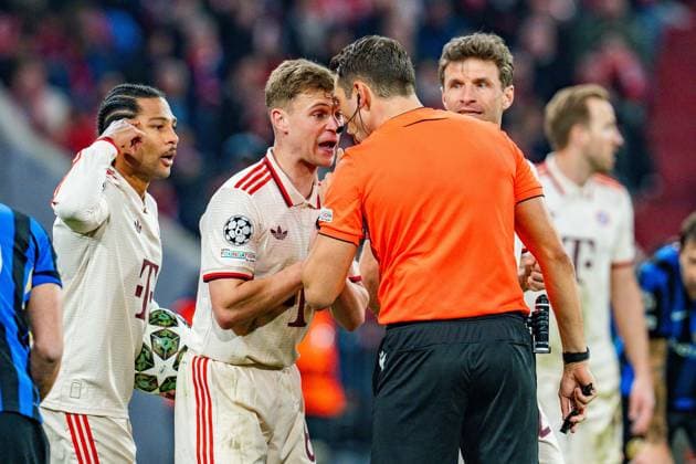 08.04.2025, FC Bayern München vs. Inter Mailand, UEFA Champions League, Viertelfinale-Hinspiel Thomas Mueller (FC Bayern Muenchen, 25) Joshua Kimmich (FC Bayern Muenchen, 6) Serge Gnabry (FC Bayern Muenchen, 7) Mimik Gestik gestikulierend unzufrieden unglücklich mit Schiedsrichter Copyright: xBahhoxKarax