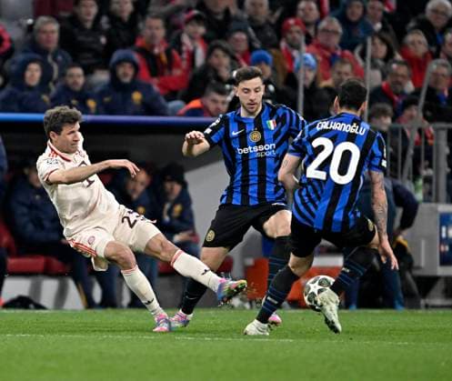 08.04.2025, Fussball UEFA Championsleague 2024 2025: Viertelfinale Hinspiel, FC Bayern München - Inter Mailand, in der Allianz-Arena München. v.l. Thomas Müller (FC Bayern München) gegen Hakan Calhanoglu (Inter Mailand)