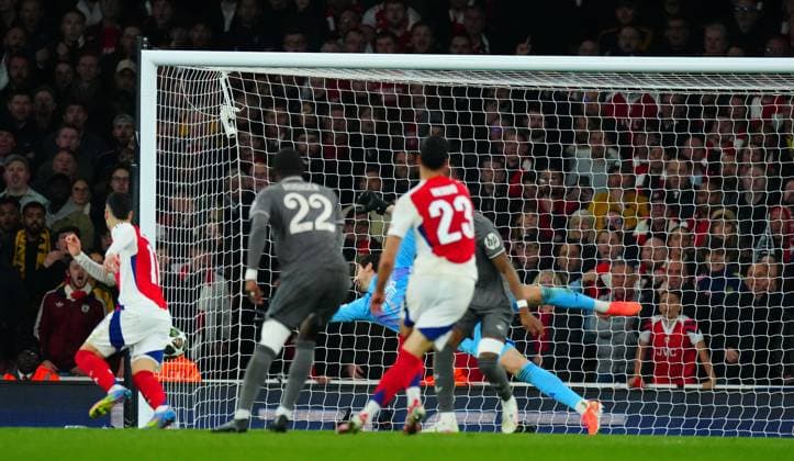 Mikel Merino of Arsenal scores a goal to make the score 3-0 past Real Madrid Goalkeeper Thibaut Courtois Arsenal v Real Madrid, UEFA Champions League, Quarter Final, First Leg, Football, Emirates Stadium, London, UK - 08 Apr 2025 EDITORIAL USE ONLY No use with unauthorised audio, video, data, fixture lists, club league logos or live services. Online in-match use limited to 120 images, no video emulation. No use in betting, games or single club league player publications. Copyright: xJavierxGarcia Shutterstockx 15243595ay