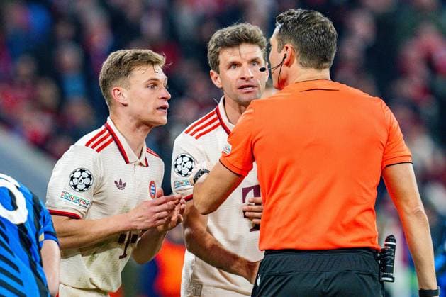 08.04.2025, FC Bayern München vs. Inter Mailand, UEFA Champions League, Viertelfinale-Hinspiel Thomas Mueller (FC Bayern Muenchen, 25) Joshua Kimmich (FC Bayern Muenchen, 6) Mimik Gestik gestikulierend unzufrieden unglücklich Copyright: xBahhoxKarax