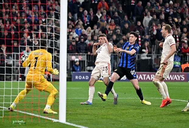 08.04.2025, Fussball UEFA Championsleague 2024 2025: Viertelfinale Hinspiel, FC Bayern München - Inter Mailand, in der Allianz-Arena München. Thomas Müller (FC Bayern München) trifft hier zum 1:1 gegen Torwart Yann Sommer (Inter Mailand)