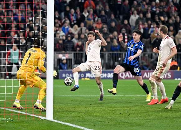 Sport Bilder des Tages 08.04.2025, Fussball UEFA Championsleague 2024 2025: Viertelfinale Hinspiel, FC Bayern München - Inter Mailand, in der Allianz-Arena München. Thomas Müller (FC Bayern München) trifft hier zum 1:1 gegen Torwart Yann Sommer (Inter Mailand)