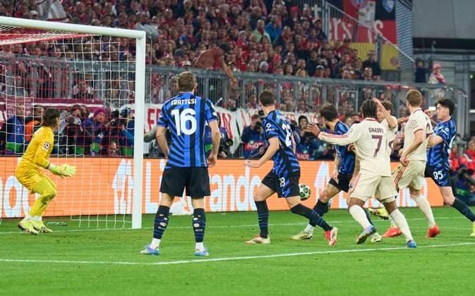 Thomas MUELLER, MÜLLER, FCB 25 scores, shoots goal , Tor, Treffer, Torschuss, 1-1 in the quarterfinal match FC BAYERN MUENCHEN - INTER MAILAND of football UEFA Champions League in season 2024 2025 in Munich, Apr 8, 2025 , FCB, , München