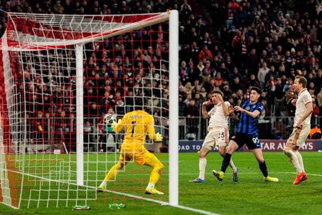UEFA Champions League Viertelfinale: FC Bayern München - Inter Mailand; 08.04.2025 Thomas Müller (FC Bayern München, 25) schießt das 1:1, Yann Sommer (Inter Mailand, 1) greift ins Leere UEFA Champions League Viertelfinale: FC Bayern München - Inter Mailand, München, Allianz Arena am 08.04.2025 Copyright: xBEAUTIFULxSPORTS Wunderlx
