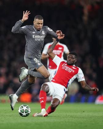 Arsenal v Real Madrid 08 April 2025, London - UEFA Champions League Football, Quarter-Final, First Leg - Arsenal v Real Madrid - Kylian Mbappe of Real Madrid is tackled by Thomas Partey of Arsenal - Photo: Charlotte Wilson Offside. London UK Copyright: xCharlottexWilsonx xOffsidexOffside