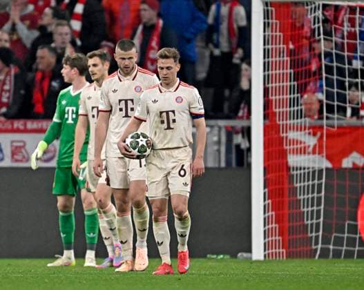 08.04.2025, Fussball UEFA Championsleague 2024 2025: Viertelfinale Hinspiel, FC Bayern München - Inter Mailand, in der Allianz-Arena München.v.l. Torwart Jonas Urbig (FC Bayern München), Josip Stanisic (Bayern München), mm15 und Joshua Kimmich (FC Bayern München) lassen die Köpfe hängen.