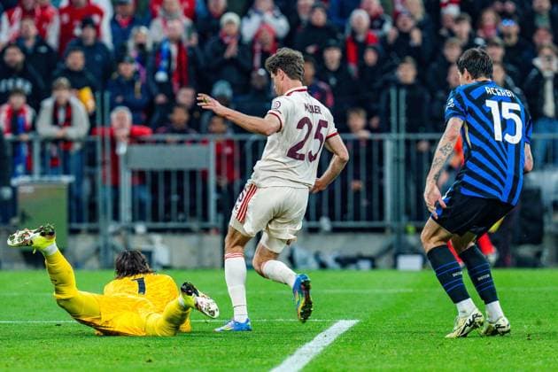 08.04.2025, FC Bayern München vs. Inter Mailand, UEFA Champions League, Viertelfinale-Hinspiel Thomas Mueller (FC Bayern Muenchen, 25) Francesco Acerbi (Inter Mailand, 15) Yann Sommer (Inter Mailand, 1) Copyright: xBahhoxKarax