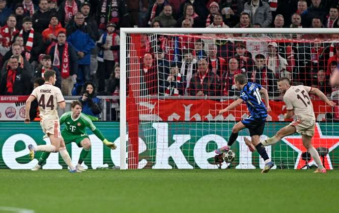 Sport Bilder des Tages Sport Bilder des Tages 08.04.2025, Fussball UEFA Championsleague 2024 2025: Viertelfinale Hinspiel, FC Bayern München - Inter Mailand, in der Allianz-Arena München. Davide Frattesi (Inter Mailand) trifft zun 1:2 v.l. Josip Stanisic (Bayern München), Torwart Jonas Urbig (FC Bayern München), Davide Frattesi (Inter Mailand) und Eric Dier (FC Bayern München)
