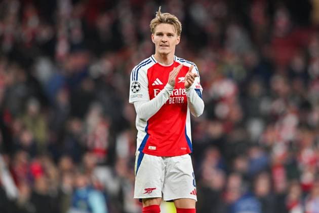 Martin Odegaard of Arsenal FC applauds the Arsenal FC supporters after their 3-0 win in the UEFA Champions League Quarter Final match between Arsenal and Real Madrid at the Emirates Stadium, London, England on 8 April 2025. Copyright: xPhilxHutchinsonx 42970032