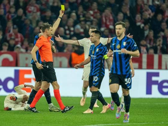 Gelbe Karte Lautaro Martinez (Inter Mailand, 10), GER, FC Bayern Muenchen vs. Inter Mailand, Fussball, UEFA, Champions League, Viertlfinale, Hinspiel, Spielzeit 2024 2025, 08.04.2025, GER, FC Bayern Muenchen vs. Inter Mailand, Fussball, UEFA, Champions League, Viertlfinale, Hinspiel, Spielzeit 2024 2025, 08.04.2025 Muenchen Copyright: xEibner-Pressefotox EP_EER