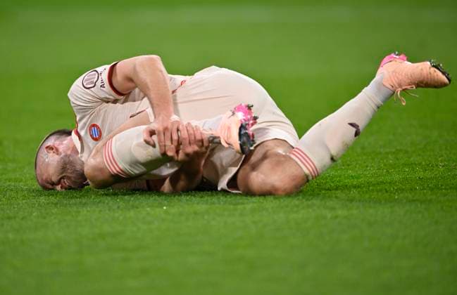 Eric Dier FC Bayern Muenchen FCB (15) verletzt Verletzung am Boden FC Bayern Muenchen FCB vs FC Inter Mailand Internazionale Milano Viertelfinale Hinspiel 08.04.2025 DFL REGULATIONS PROHIBIT ANY USE OF PHOTOGRAPHS AS IMAGE SEQUENCES AND OR QUASI-VIDEO FC Bayern Muenchen FCB vs FC Inter Mailand Internazionale Milano