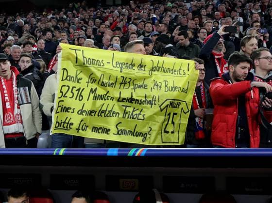 Fussball, Herren, Champions League, Saison 2024 2025, FC Bayern München - Inter Mailand, Viertelfinale Hinspiel,Allianz Arena Ein Fan hat einen Trikotwunsch mit viel Statistik auf einem Banner, Thomas Müller, Mueller (FC Bayern München)