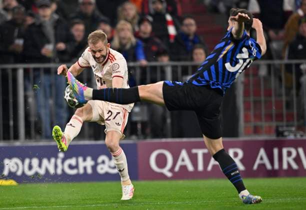 Zweikampf, Aktion Carlos Augusto Inter Mailand Milano (30) gegen Konrad Laimer FC Bayern Muenchen FCB (27) FC Bayern Muenchen FCB vs FC Inter Mailand Internazionale Milano Viertelfinale Hinspiel 08.04.2025 DFL REGULATIONS PROHIBIT ANY USE OF PHOTOGRAPHS AS IMAGE SEQUENCES AND OR QUASI-VIDEO FC Bayern Muenchen FCB vs FC Inter Mailand Internazionale Milano