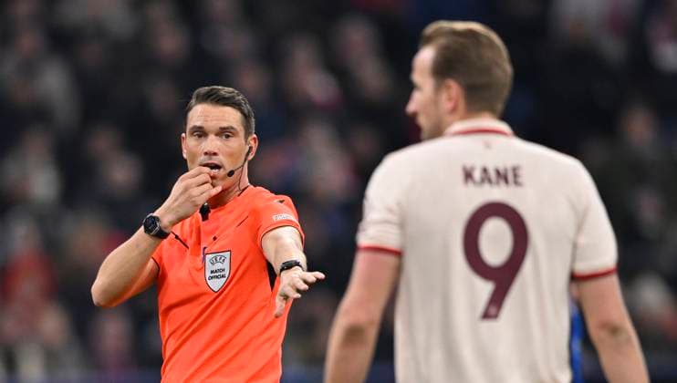 Schiedsrichter Referee Sandro Schaerer (SUI) im Gespraech Diskussion mit Harry Kane FC Bayern Muenchen FCB (09) FC Bayern Muenchen FCB vs FC Inter Mailand Internazionale Milano Viertelfinale Hinspiel 08.04.2025 DFL REGULATIONS PROHIBIT ANY USE OF PHOTOGRAPHS AS IMAGE SEQUENCES AND OR QUASI-VIDEO FC Bayern Muenchen FCB vs FC Inter Mailand Internazionale Milano