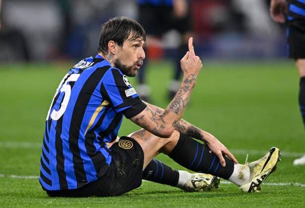 Francesco Acerbi Inter Mailand Milano (15) Gestik Geste am Boden FC Bayern Muenchen FCB vs FC Inter Mailand Internazionale Milano Viertelfinale Hinspiel 08.04.2025 DFL REGULATIONS PROHIBIT ANY USE OF PHOTOGRAPHS AS IMAGE SEQUENCES AND OR QUASI-VIDEO FC Bayern Muenchen FCB vs FC Inter Mailand Internazionale Milano