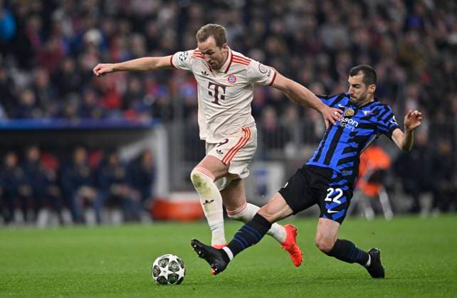 Zweikampf, Aktion Foul Henrikh Mkhitaryan Inter Mailand Milano (22) an Harry Kane FC Bayern Muenchen FCB (09) FC Bayern Muenchen FCB vs FC Inter Mailand Internazionale Milano Viertelfinale Hinspiel 08.04.2025 DFL REGULATIONS PROHIBIT ANY USE OF PHOTOGRAPHS AS IMAGE SEQUENCES AND OR QUASI-VIDEO FC Bayern Muenchen FCB vs FC Inter Mailand Internazionale Milano